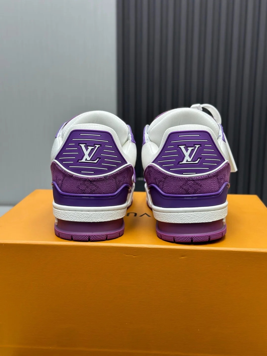 LV Sneakers B80202608030824 - Image 7