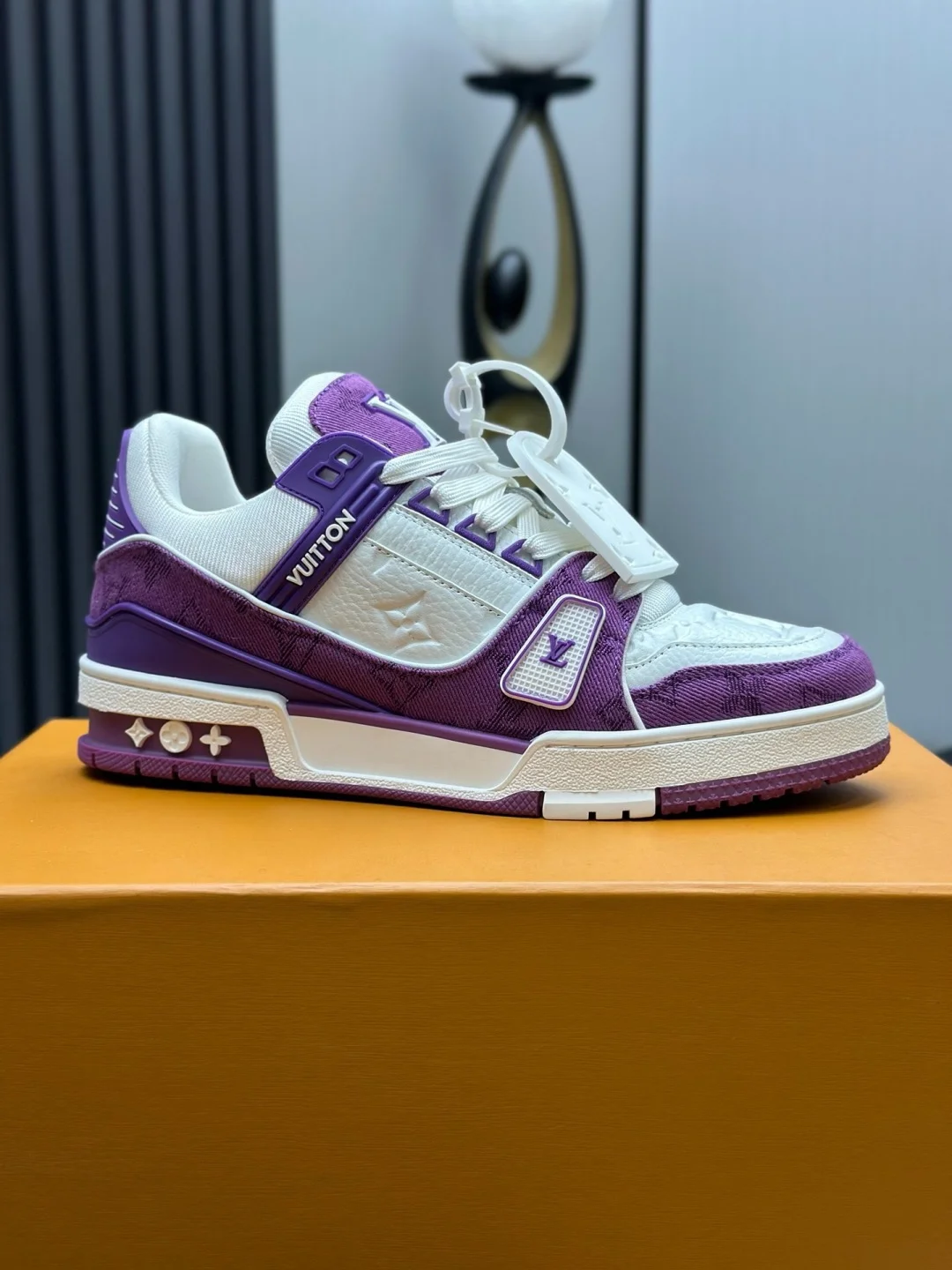 LV Sneakers B80202608030824 - Image 9