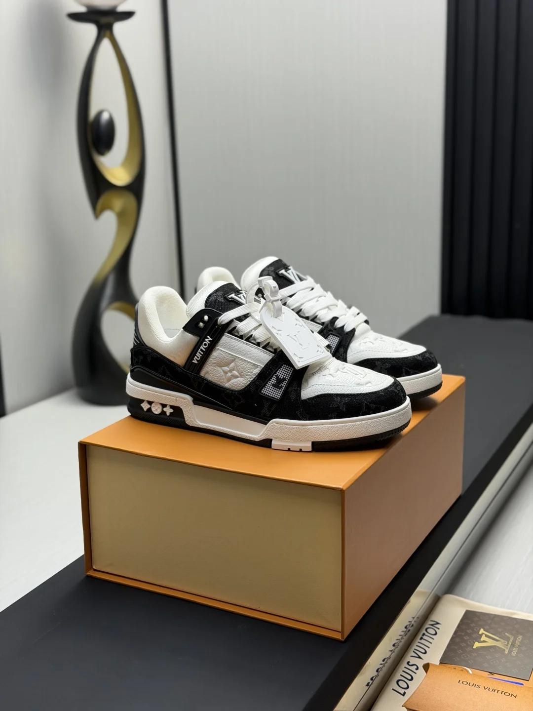 LV Sneakers Calf Leather EU35-46 B80202608030819 - Image 2