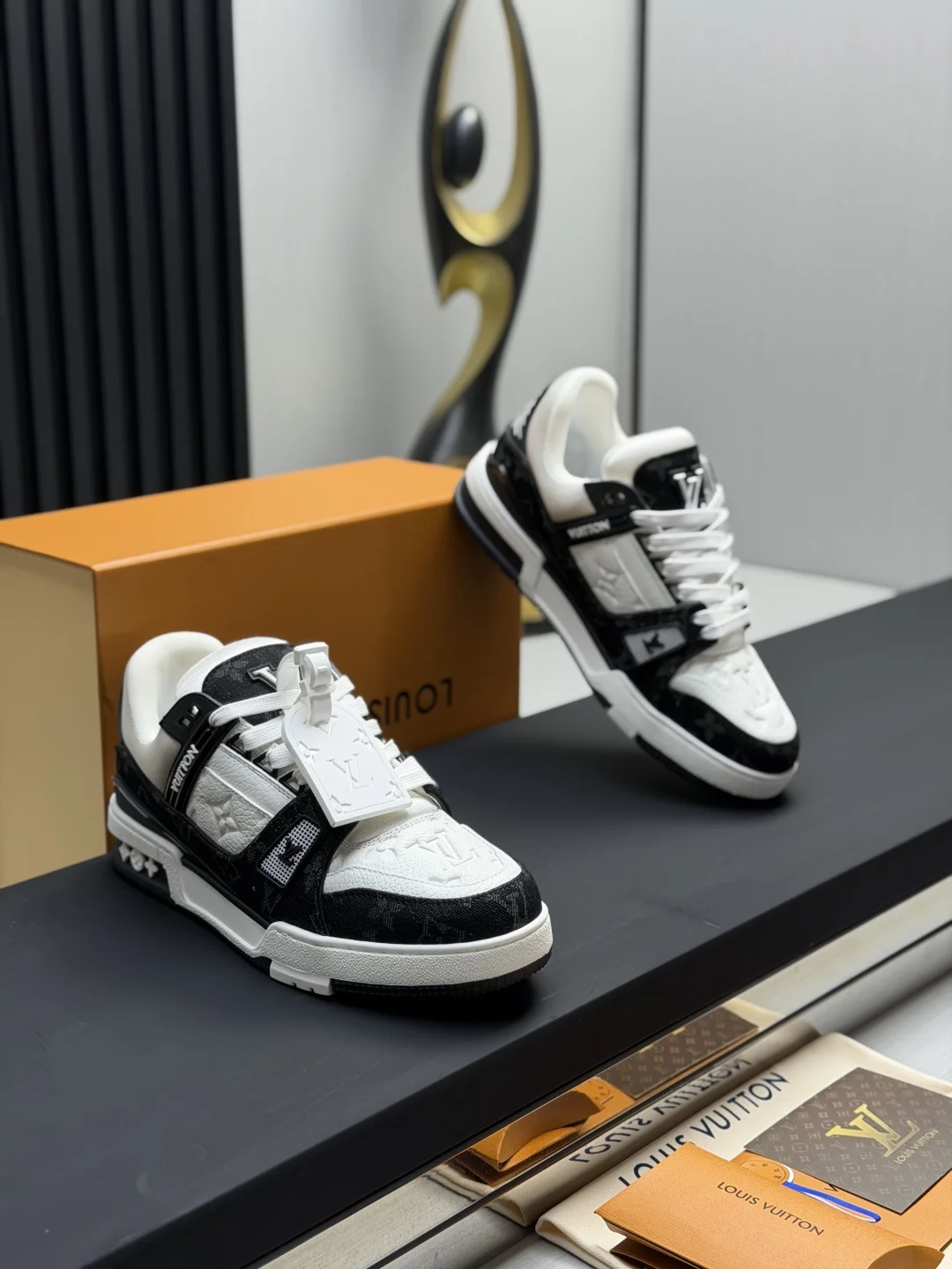 LV Sneakers Calf Leather EU35-46 B80202608030819 - Image 3