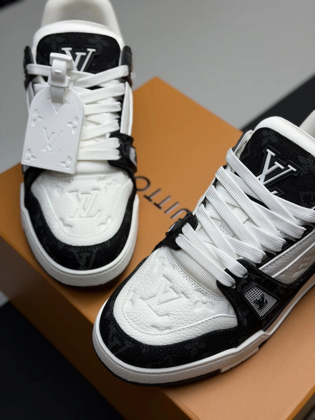LV Sneakers Calf Leather EU35-46 B80202608030819 - Image 5