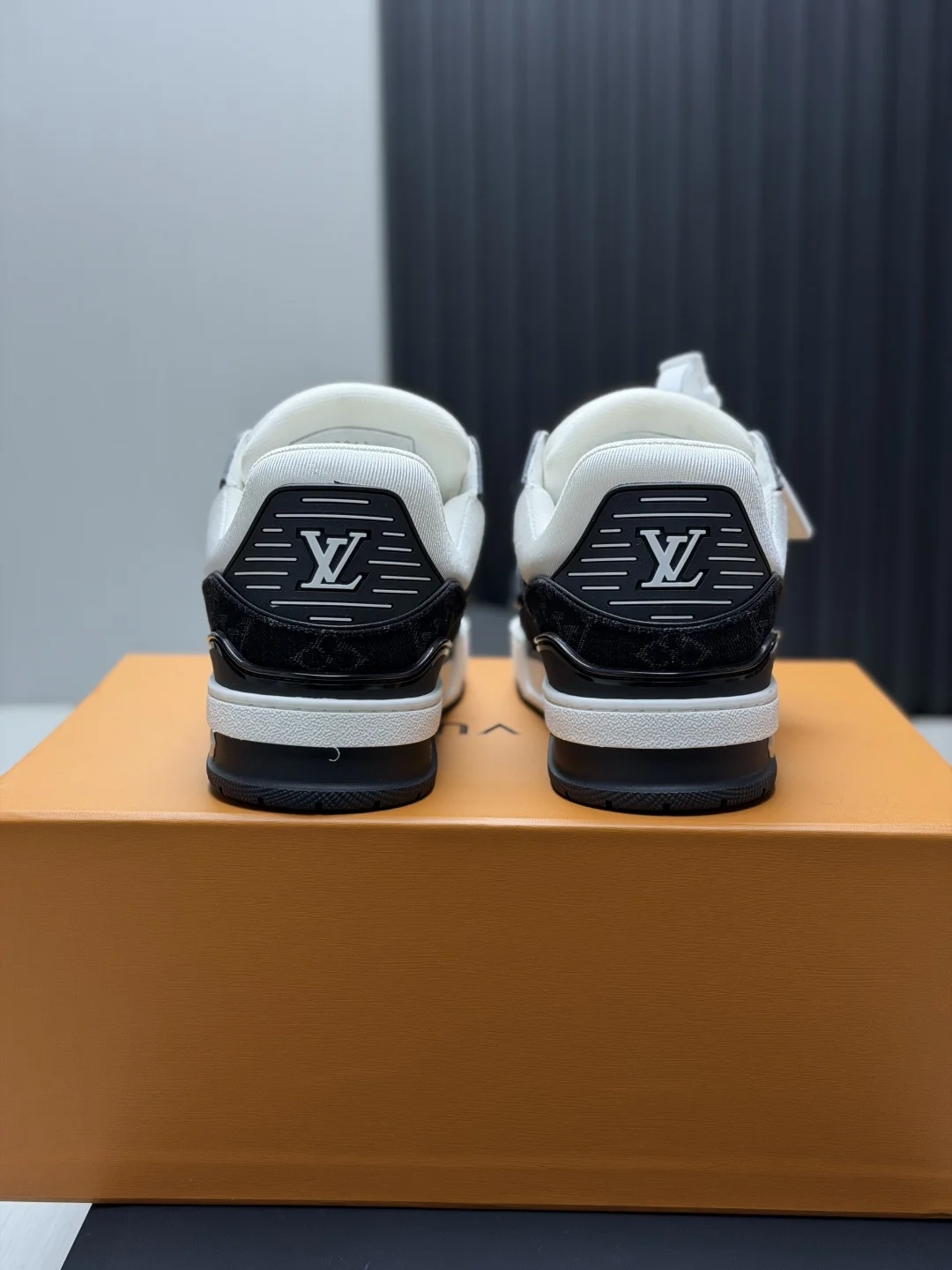 LV Sneakers Calf Leather EU35-46 B80202608030819 - Image 7