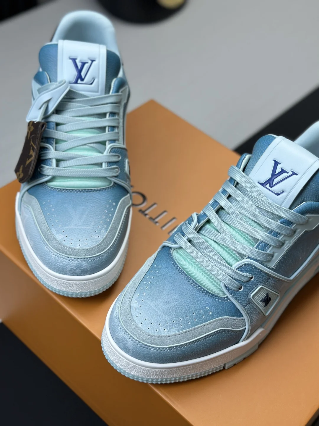 LV Sneakers Calf Leather EU35-46 C00202608030806 - Image 5
