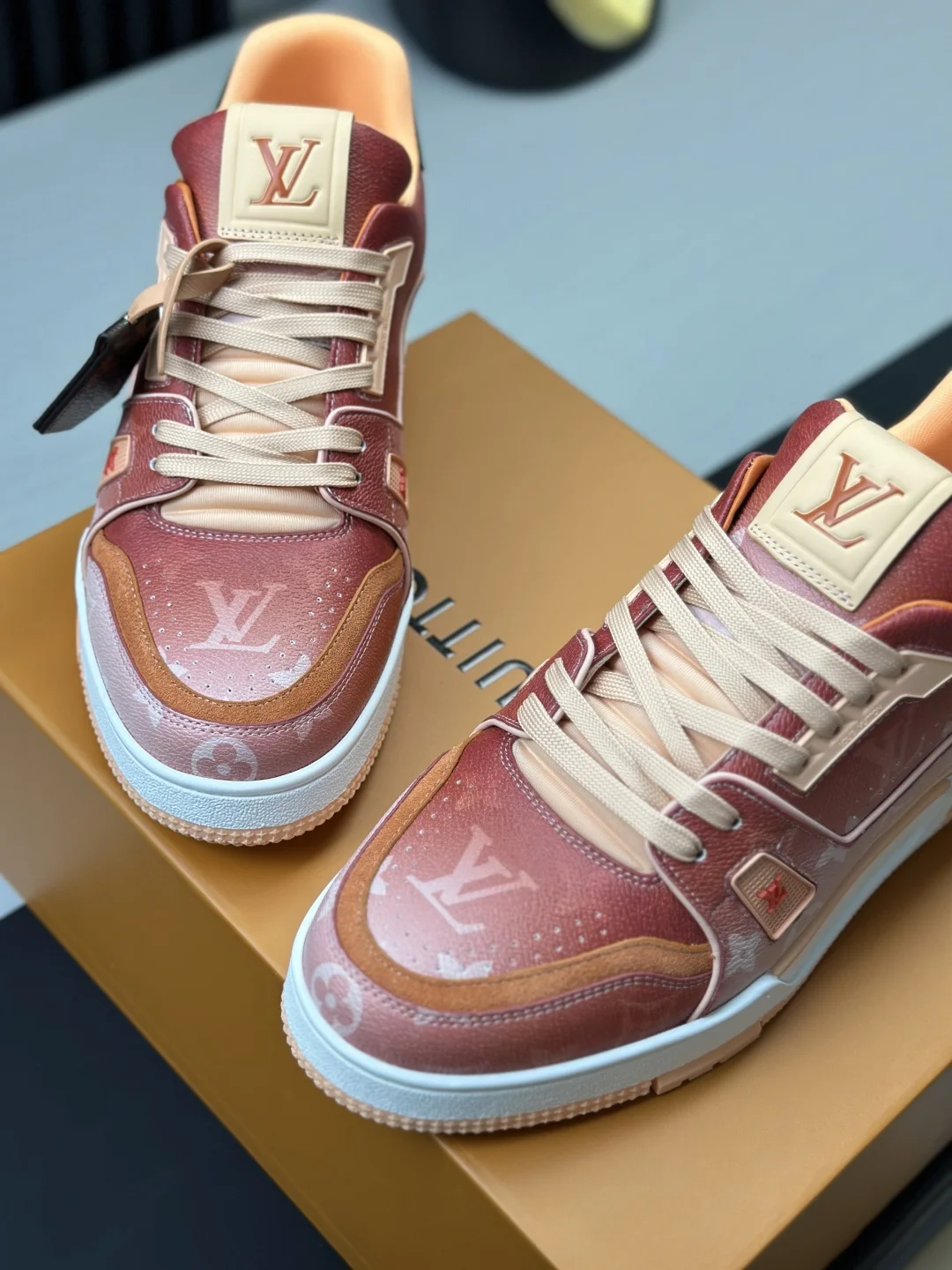 LV Sneakers Calf Leather EU35-46 C00202608030807 - Image 5