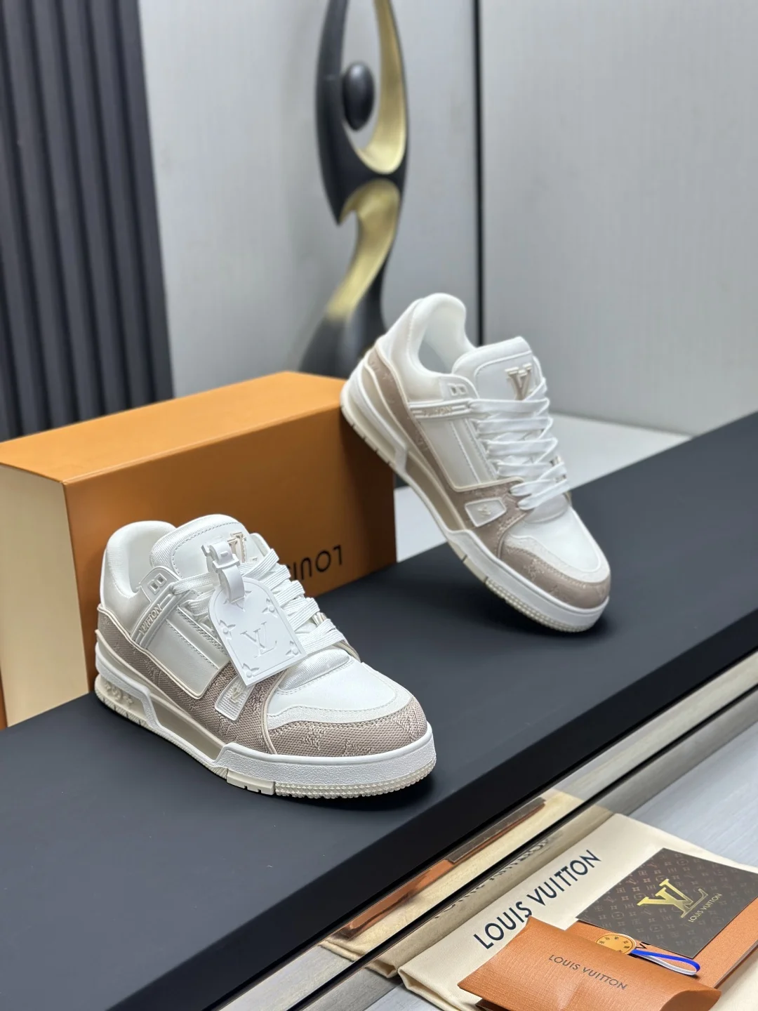 LV Sneakers Calf Leather EU35-46 C00202608030810 - Image 3