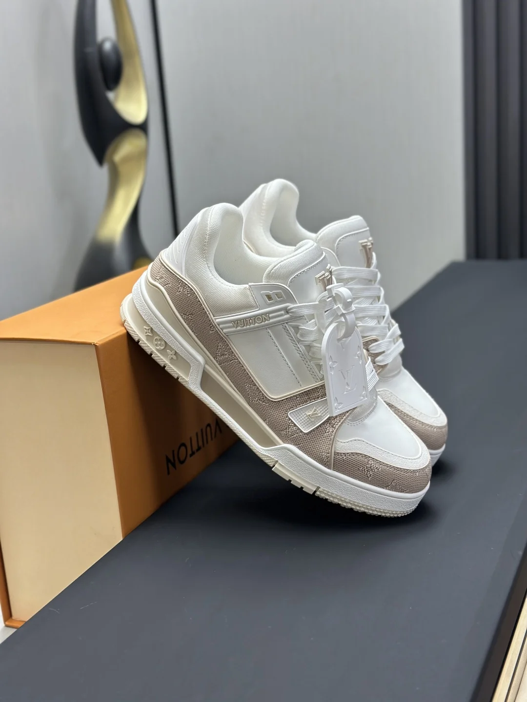 LV Sneakers Calf Leather EU35-46 C00202608030810 - Image 4