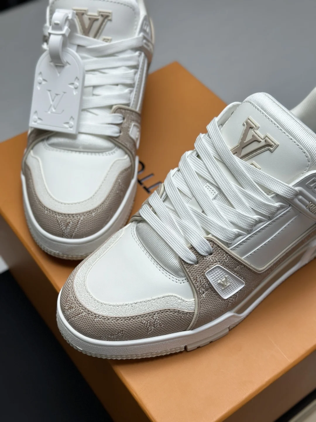 LV Sneakers Calf Leather EU35-46 C00202608030810 - Image 5
