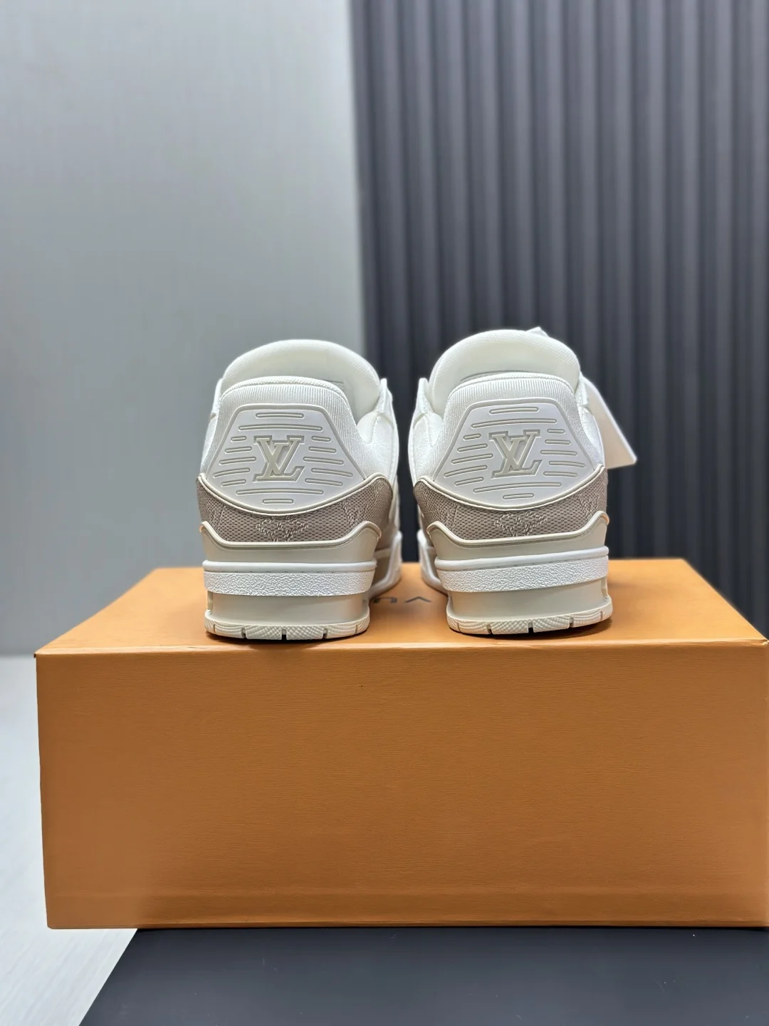 LV Sneakers Calf Leather EU35-46 C00202608030810 - Image 7
