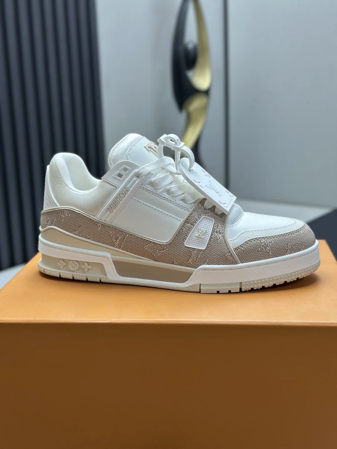 LV Sneakers Calf Leather EU35-46 C00202608030810 - Image 9