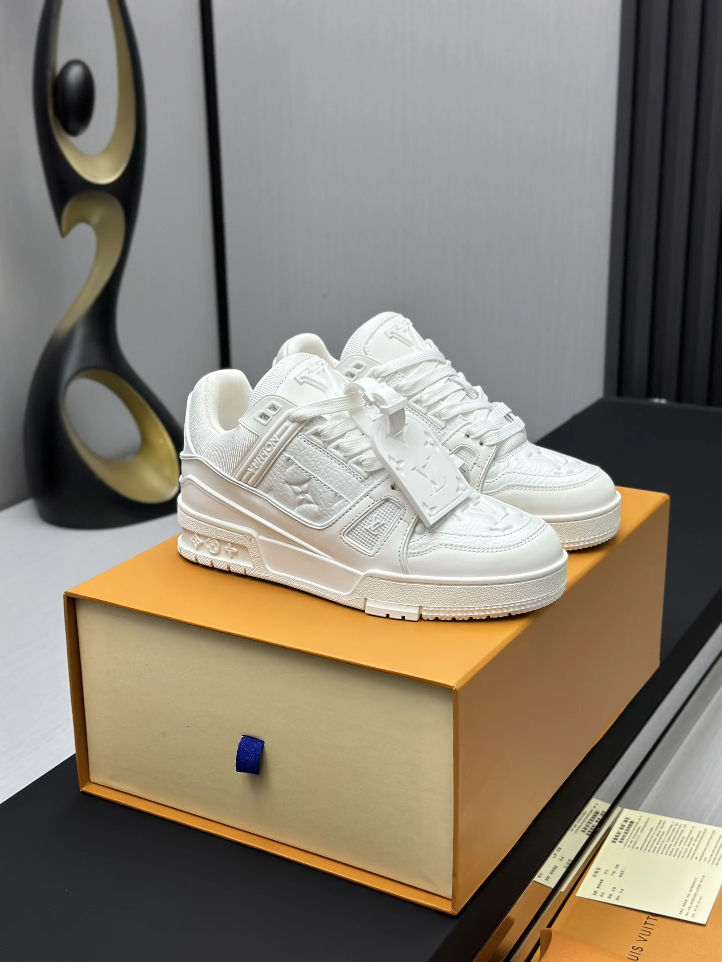 LV Sneakers Calf Leather EU35-46 C00202608030816 - Image 2