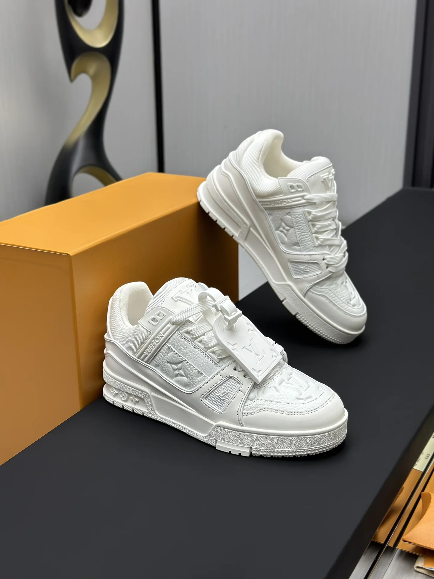 LV Sneakers Calf Leather EU35-46 C00202608030816 - Image 3