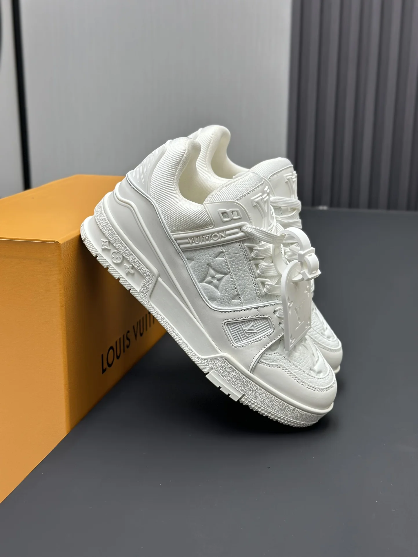 LV Sneakers Calf Leather EU35-46 C00202608030816 - Image 4