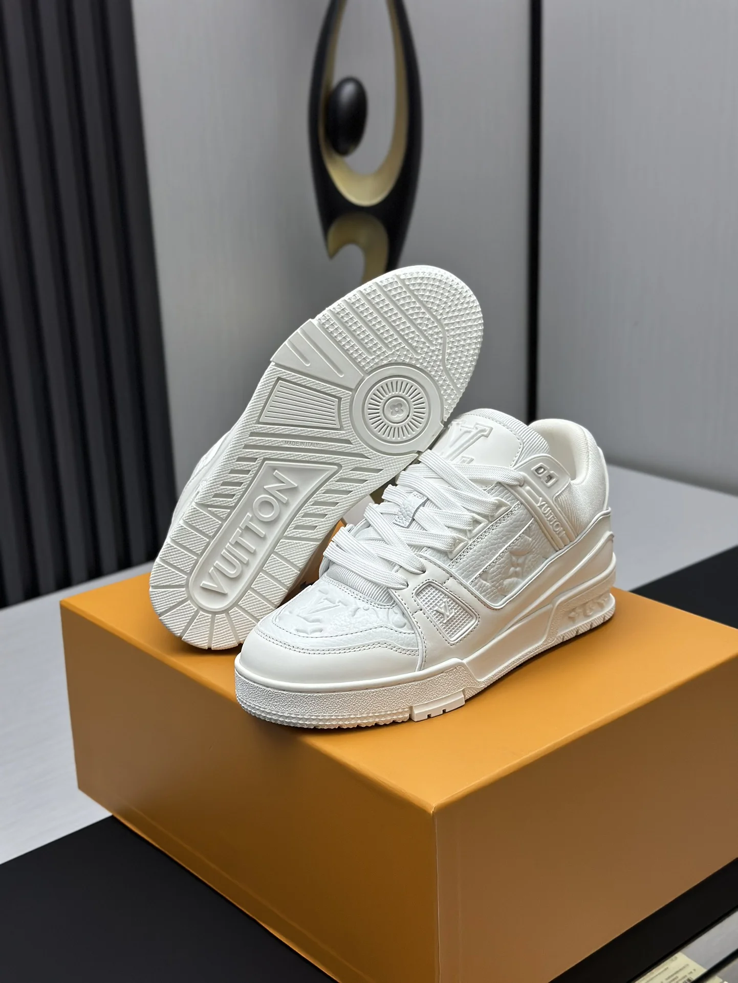 LV Sneakers Calf Leather EU35-46 C00202608030816 - Image 6