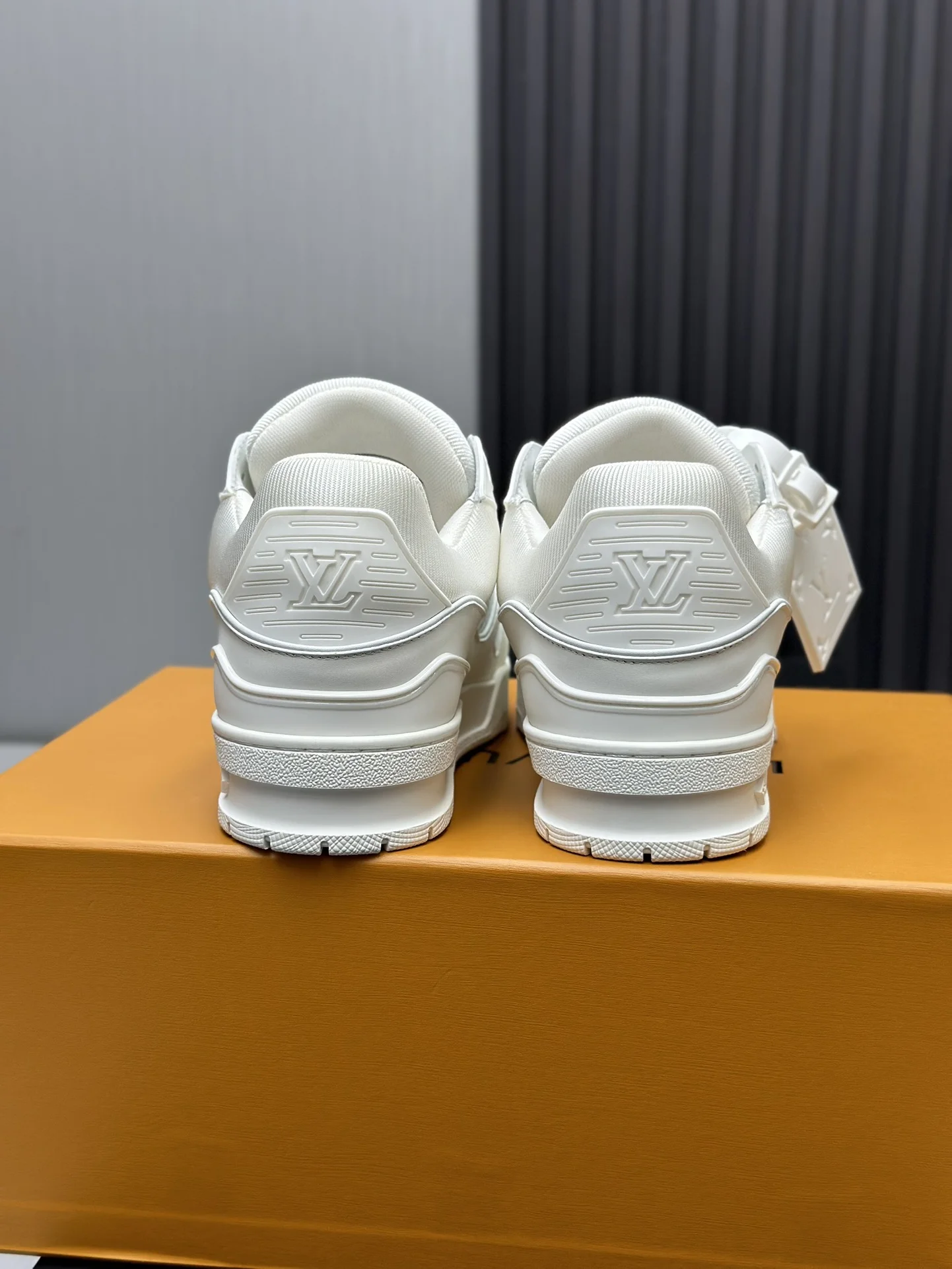 LV Sneakers Calf Leather EU35-46 C00202608030816 - Image 7