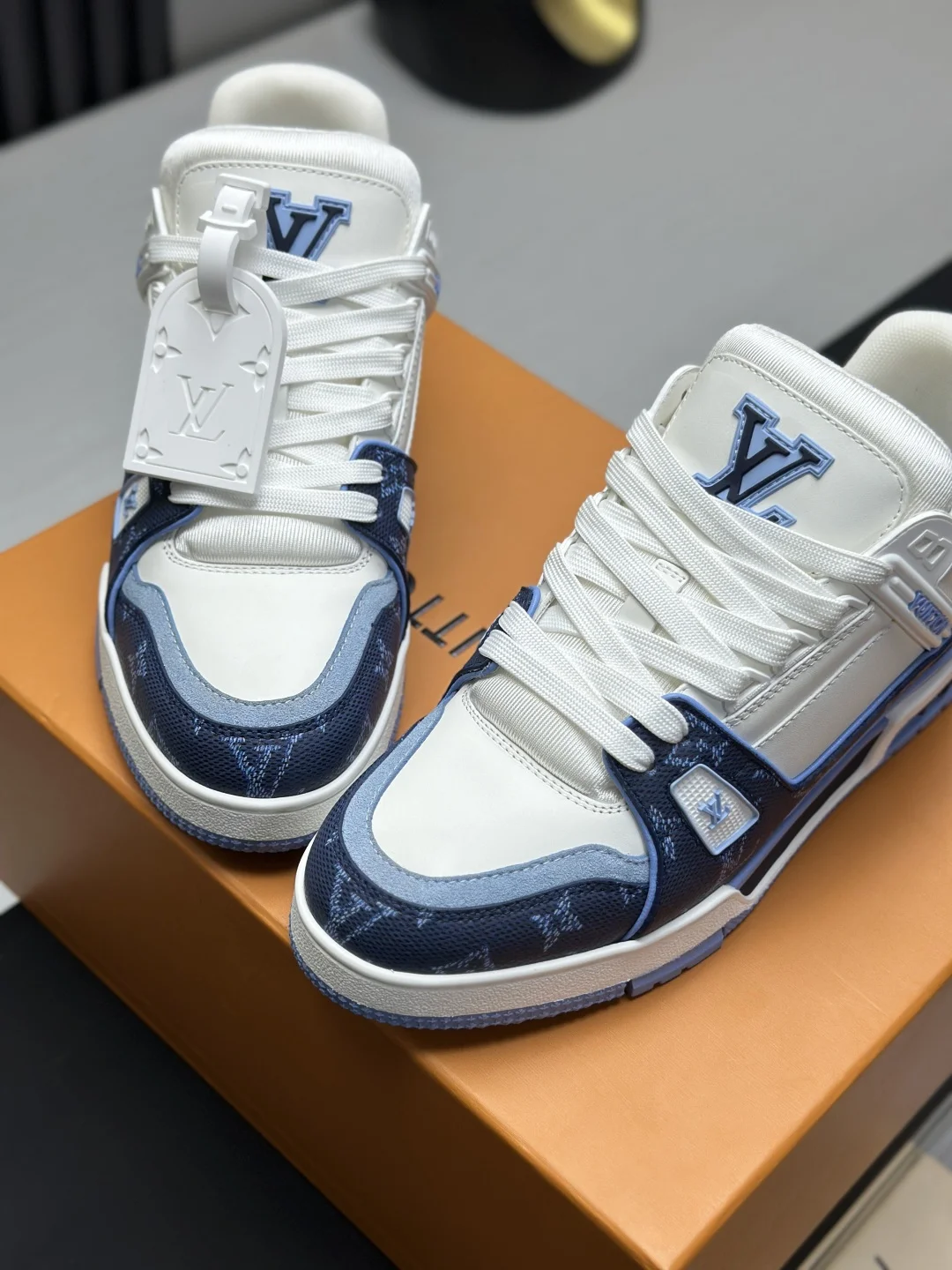 LV Sneakers Calfskin Leather EU35-46 C00202608030812 - Image 5
