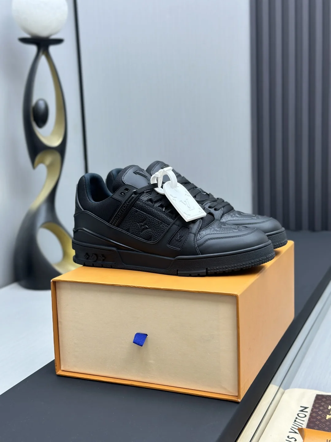 LV Sneakers Cow Leather EU35-46 C00202608030818 - Image 2