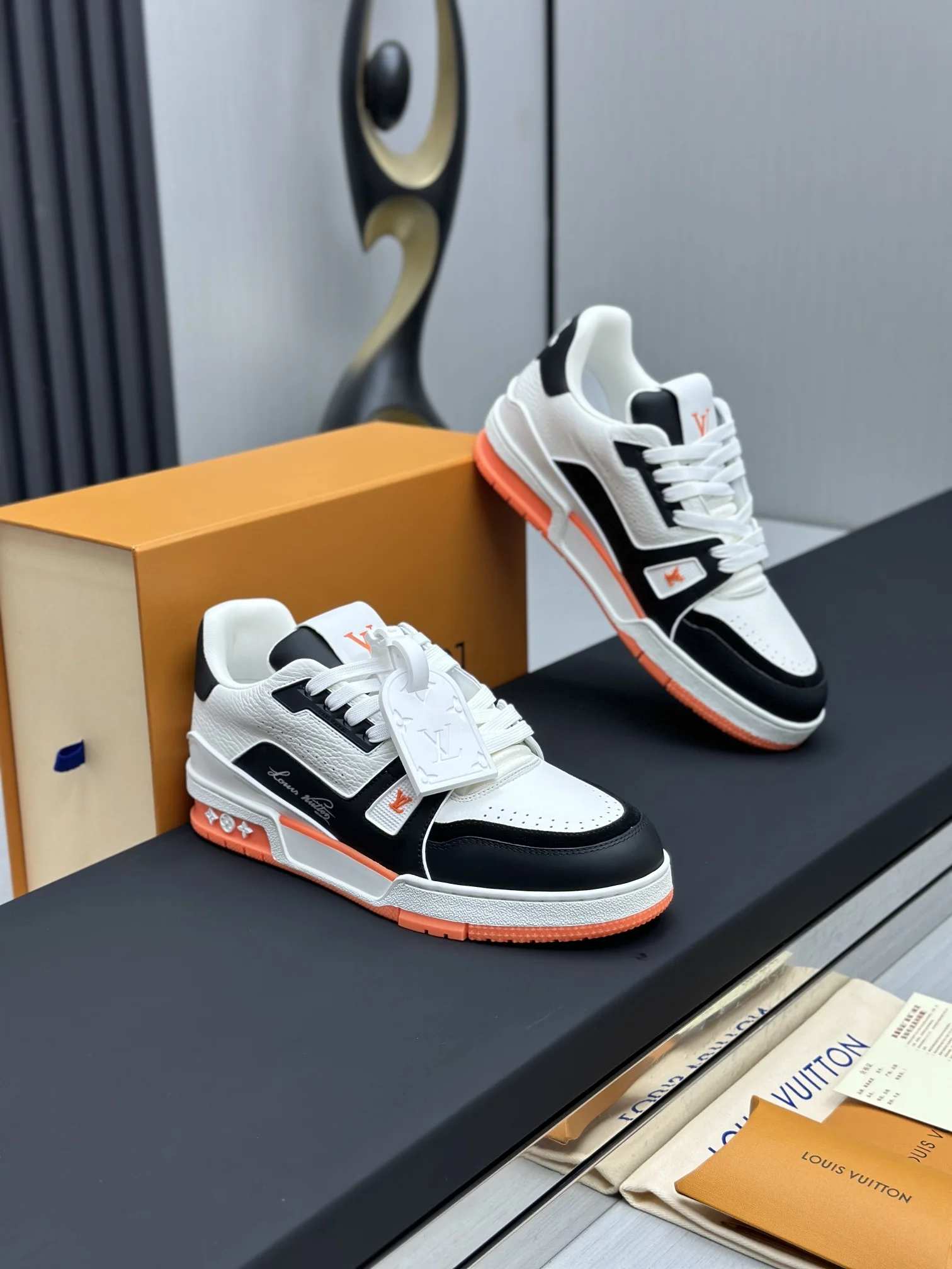 LV Sneakers Leather EU35-46 C00202608030814 - Image 3