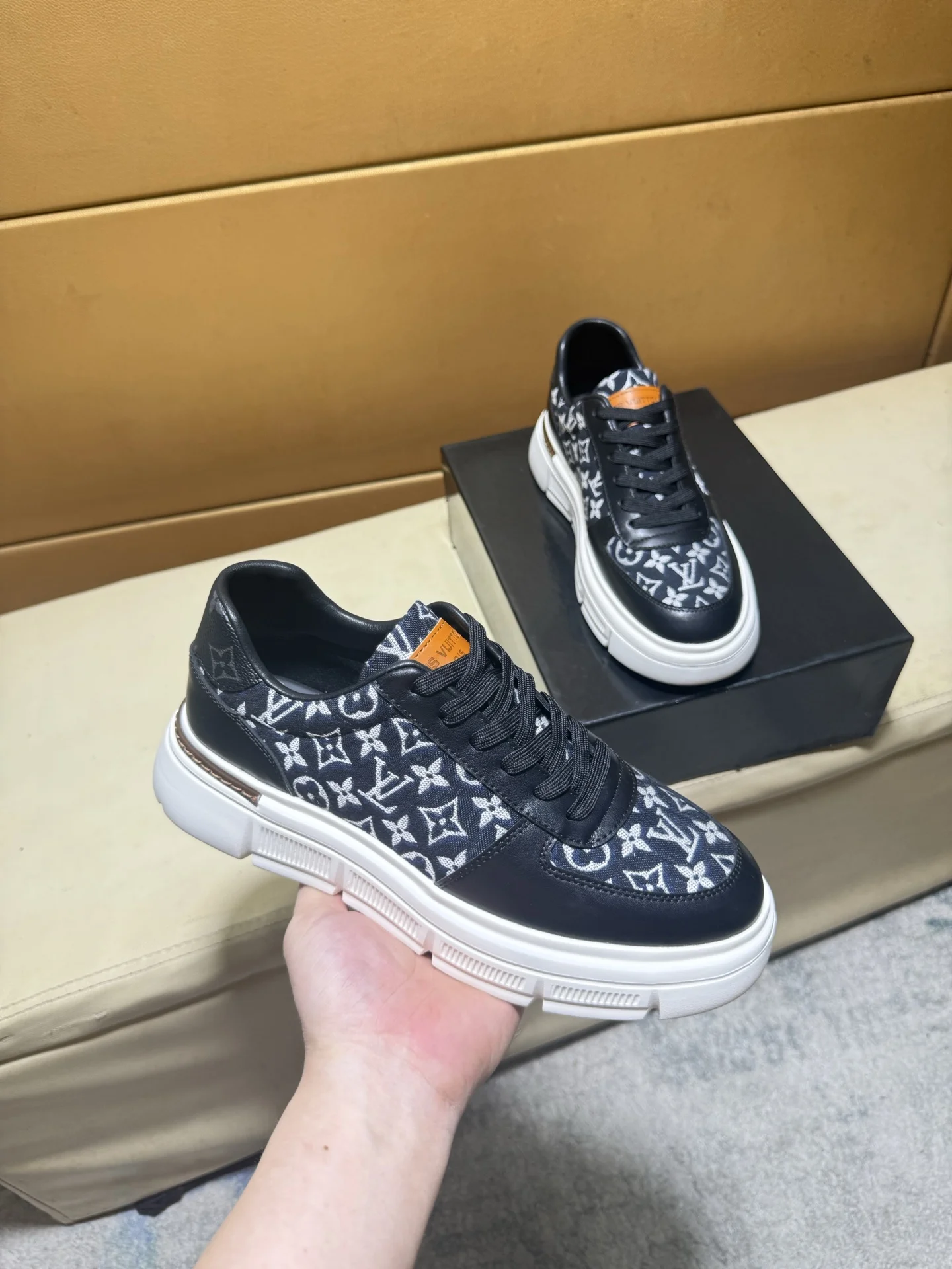 LV Sneakers Leather Pigskin EU38-44 B00202608030461