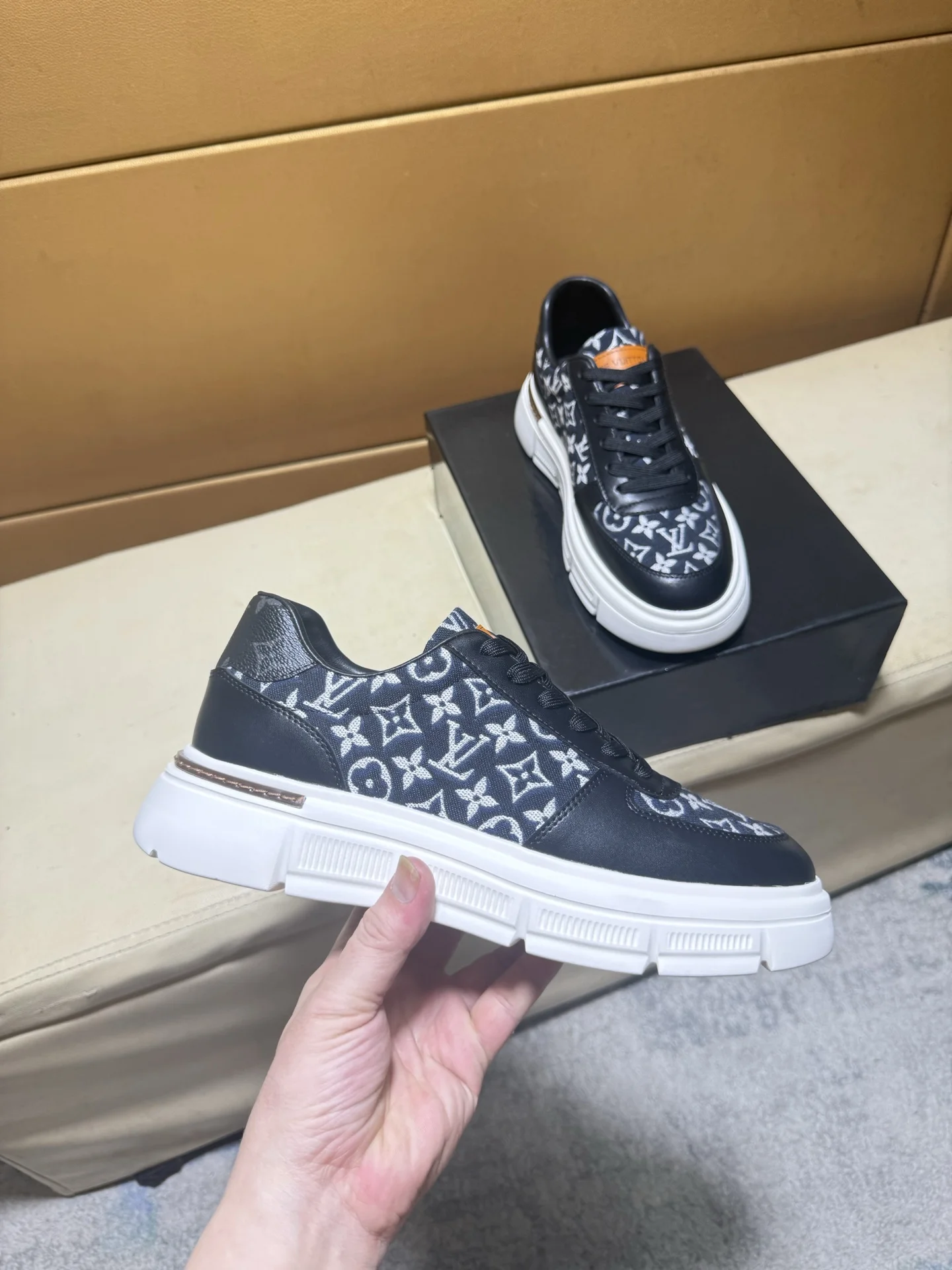 LV Sneakers Leather Pigskin EU38-44 B00202608030461 - Image 2