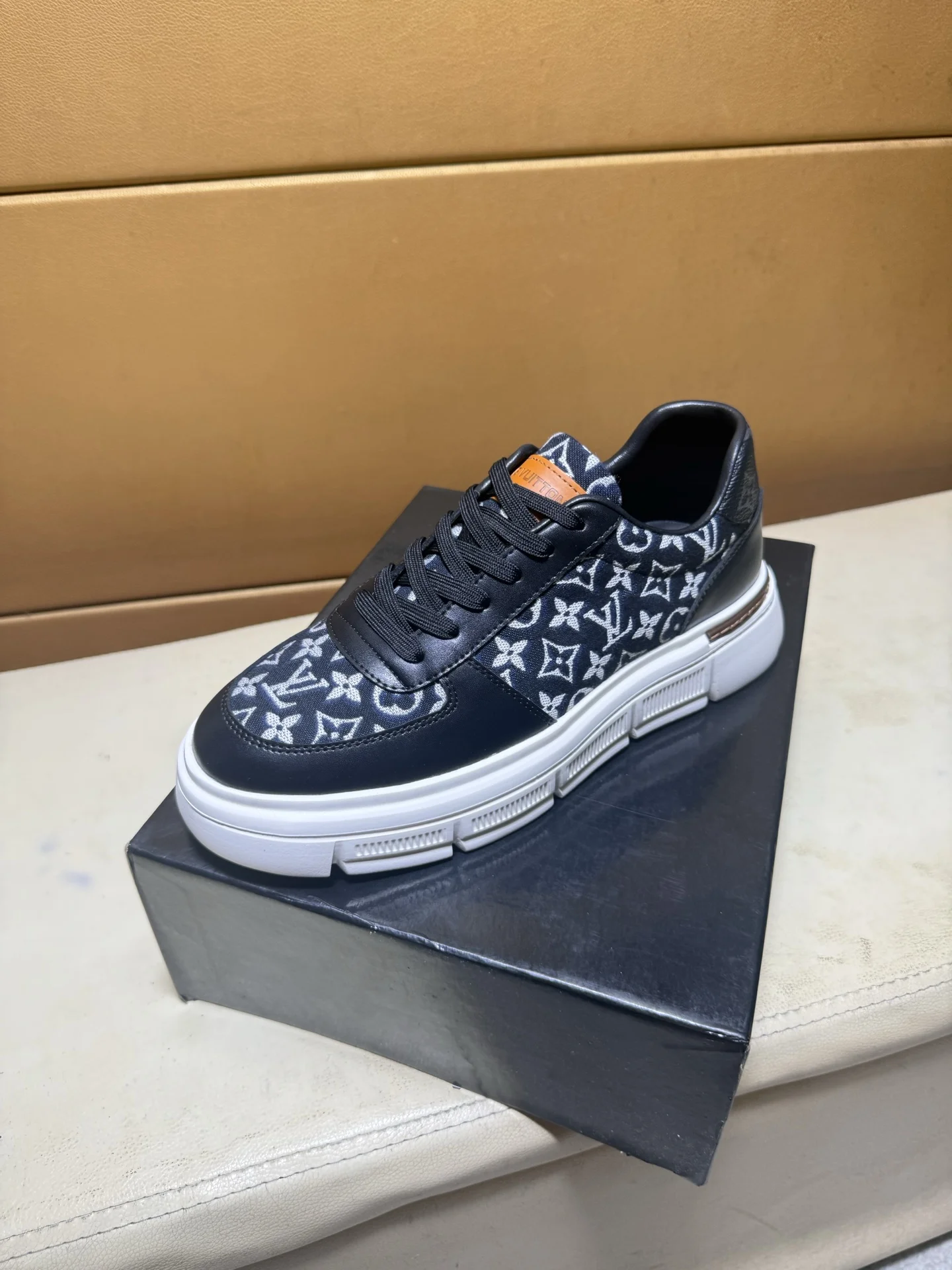 LV Sneakers Leather Pigskin EU38-44 B00202608030461 - Image 3