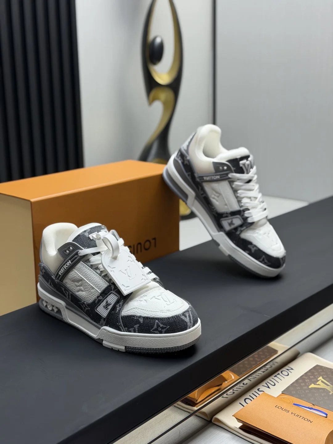 LV Sneakers Leather & TPU EU35-46 B80202608030828 - Image 3