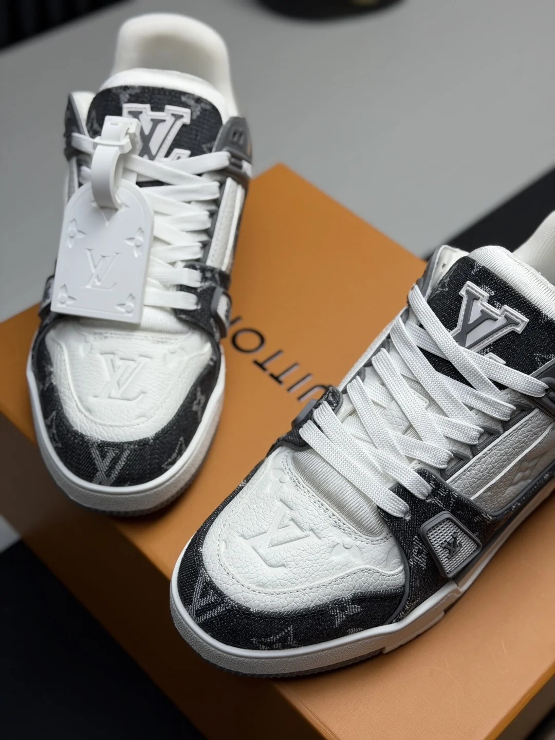 LV Sneakers Leather & TPU EU35-46 B80202608030828 - Image 5