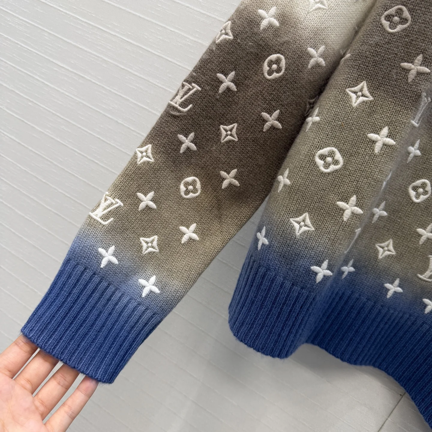 LV Sweaters Cashmere S-L E20202608041684 - Image 4