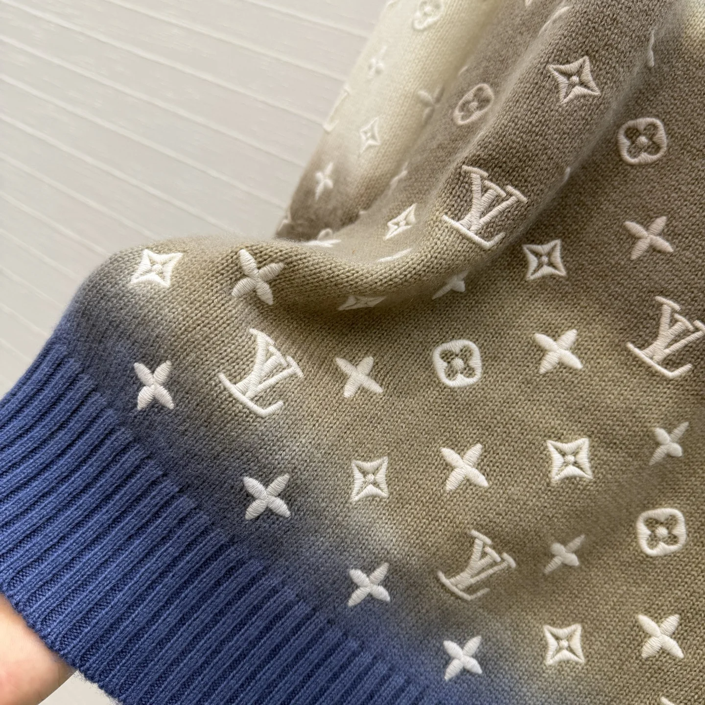 LV Sweaters Cashmere S-L E20202608041684 - Image 5