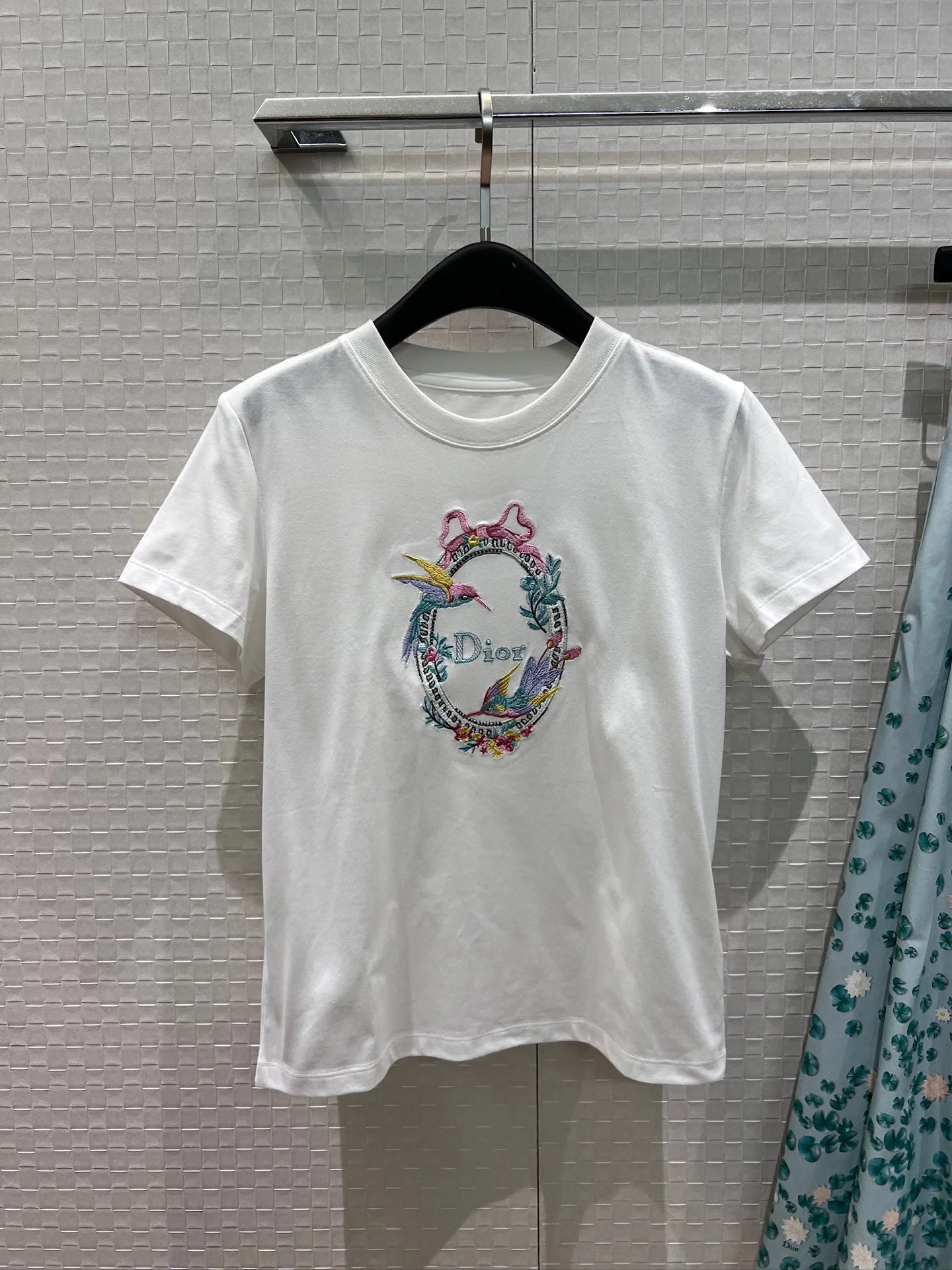 LV T-shirts S-M-L A70202608040433