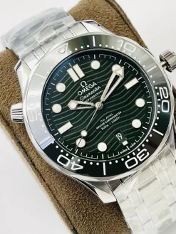Alternative view of OMEGA Seamaster Automatic Diver 300M (Green Dial) 42mm VS A850202608050266