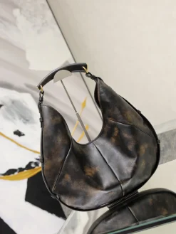 Alternative view of SAINT LAURENT Shoulder Bags Calf Leather (Black-Gold) 24-48X31-44X3CM G60202608081478