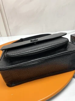Alternative view of SAINT LAURENT Shoulder Bags Calfskin Leather (Black) 32X23X9CM F30202608082206