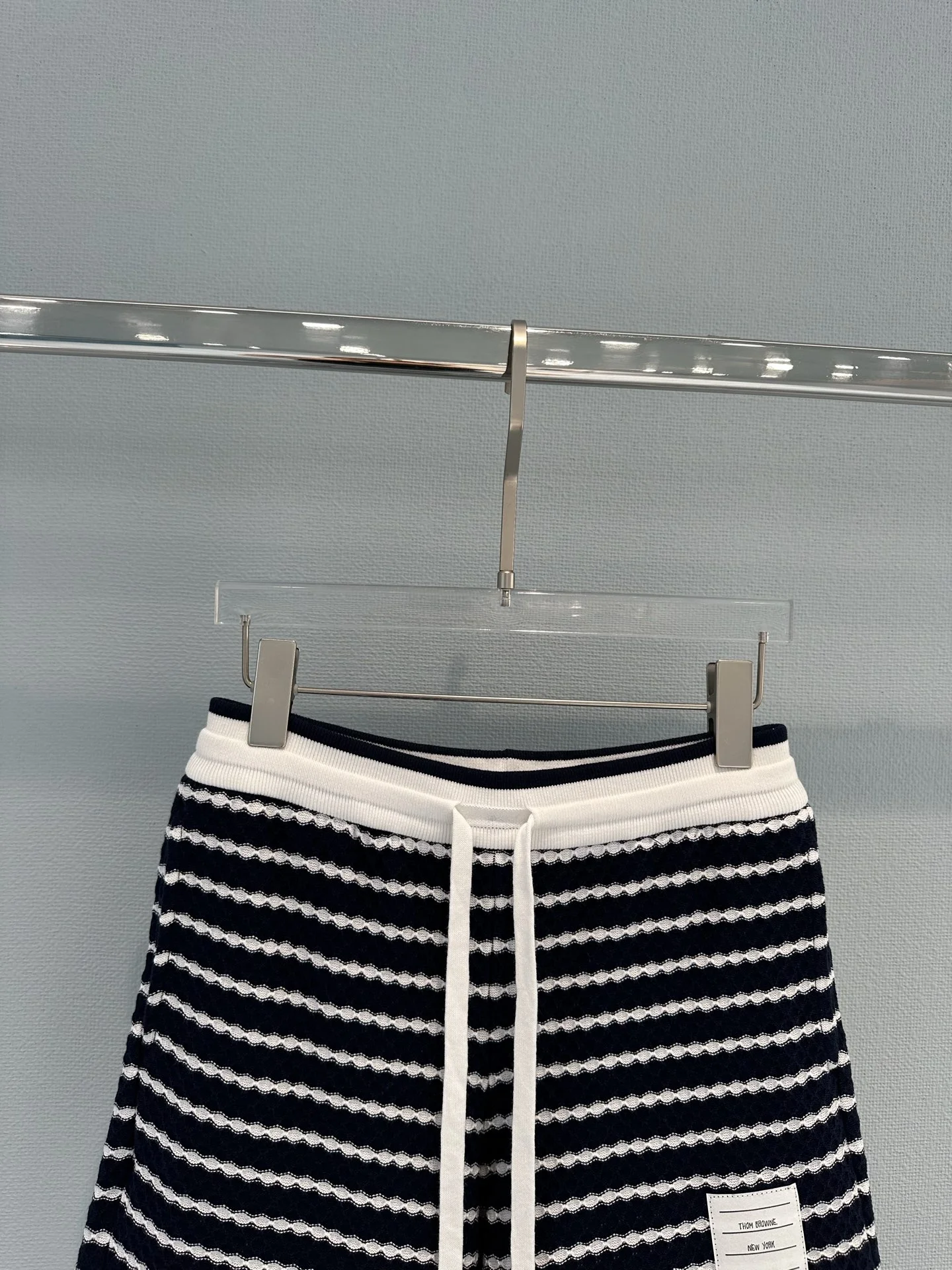 THOM BROWNE Shorts S-L B15202608042780 - Image 4