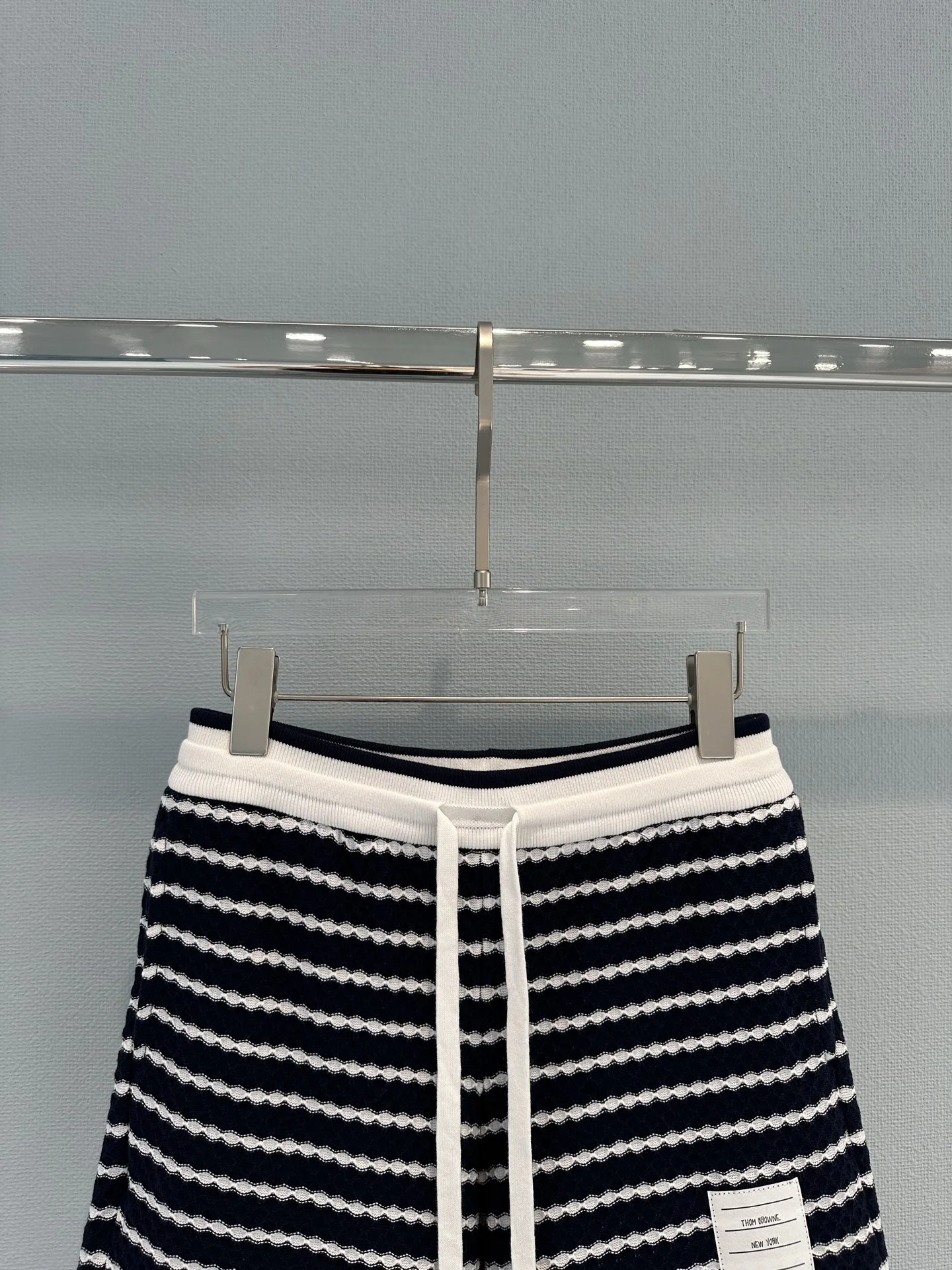 THOM BROWNE Shorts S-L B15202608042780 - Image 6