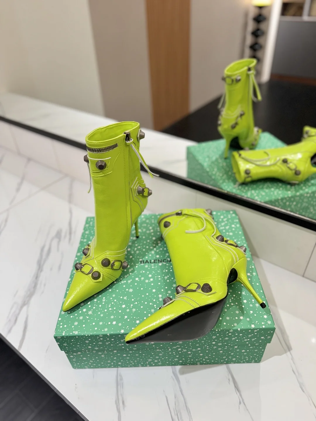 BALENCIAGA Booties Leather Lime D90202609111420 - Image 5