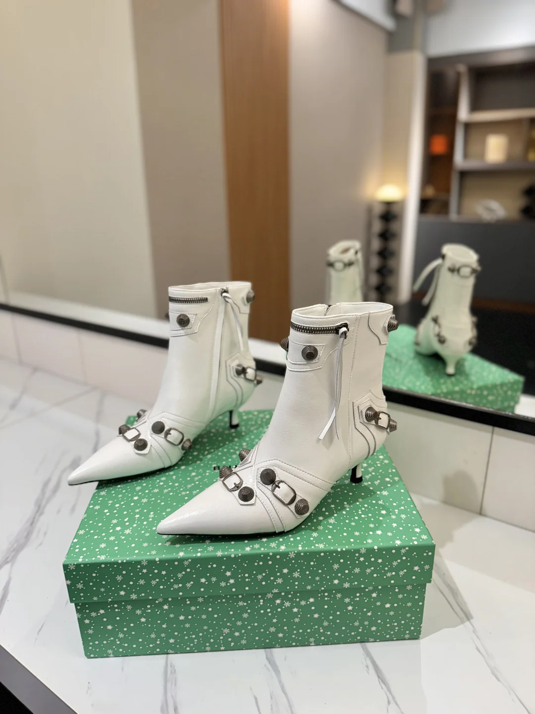 BALENCIAGA Booties Leather White-Silver D90202609111410 - Image 2