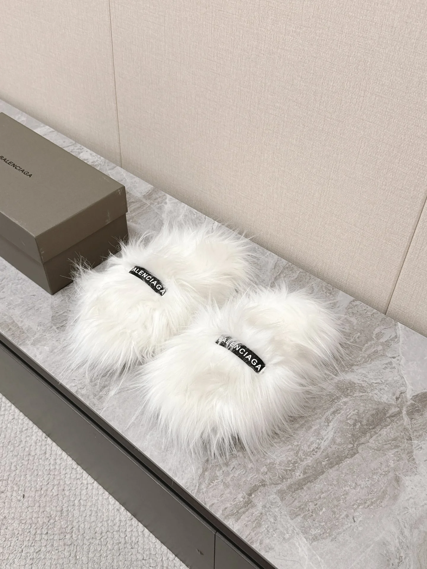 BALENCIAGA Slippers Faux Fur White-Black EU35-40 B20202609111384