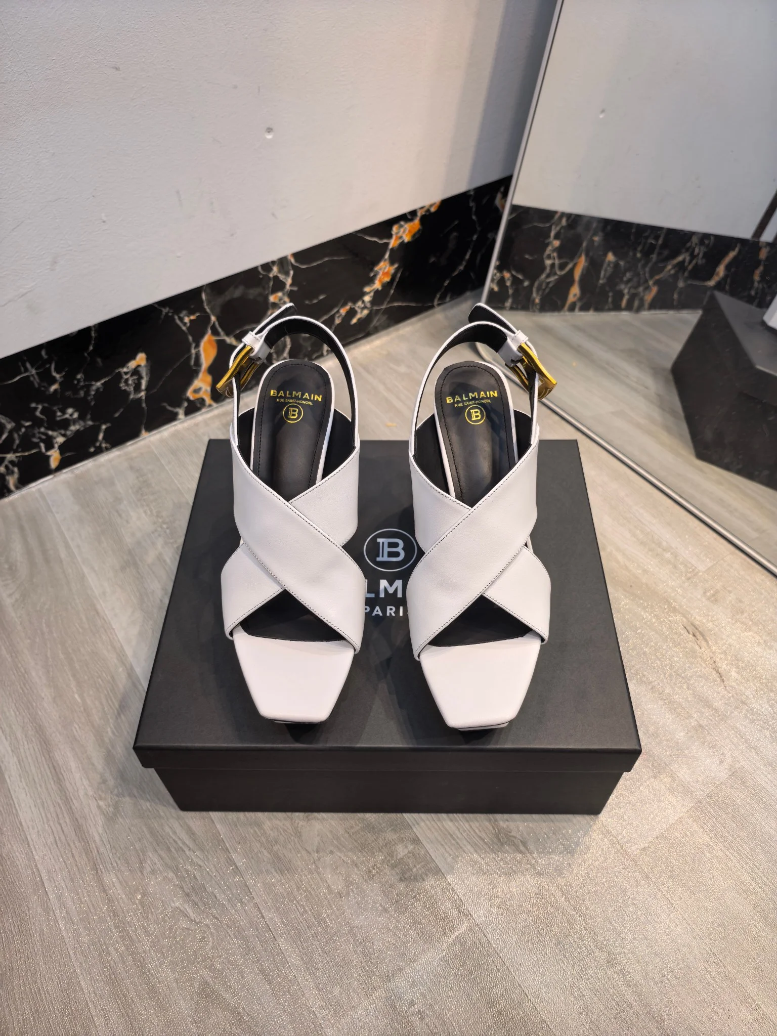 BALMAIN Sandals Leather White-Gold EU36-42 C60202609110189