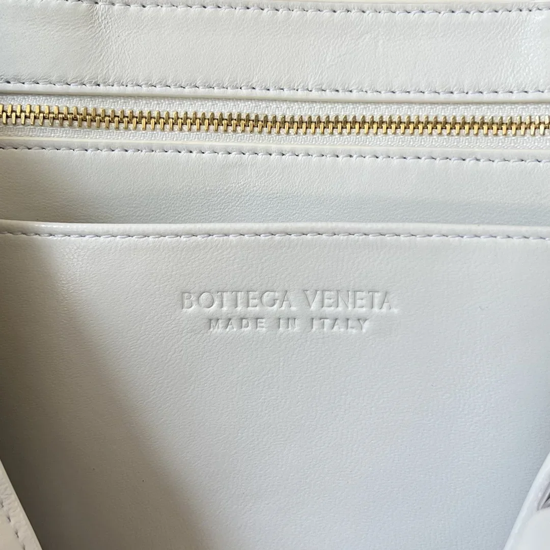 BOTTEGA VENETA Shoulder Bags White-Gold 29X18X10CM I80202609090111 - Image 8