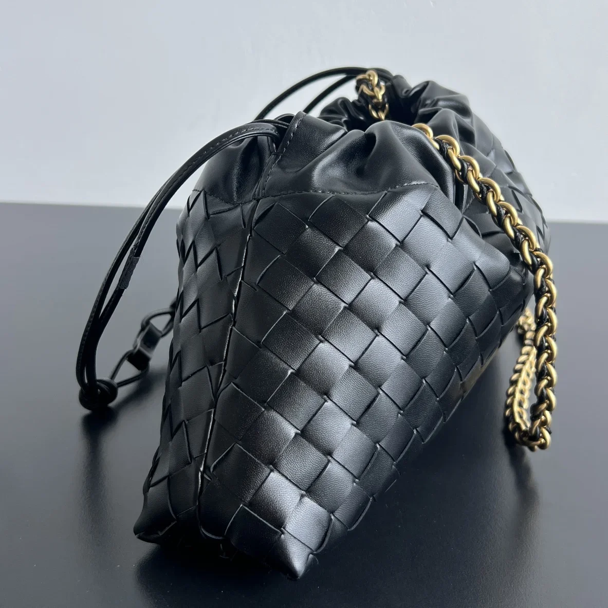 BOTTEGA VENETA Shoulder Bags Woven Leather Black-Gold 33X19X8CM H50202609090078 - Image 2