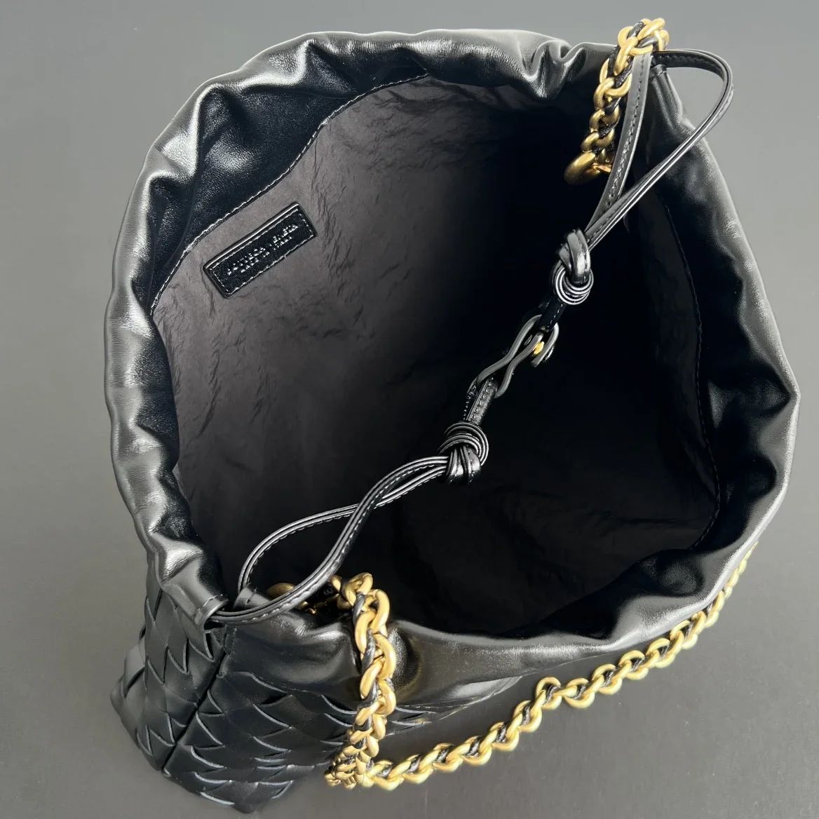 BOTTEGA VENETA Shoulder Bags Woven Leather Black-Gold 33X19X8CM H50202609090078 - Image 5