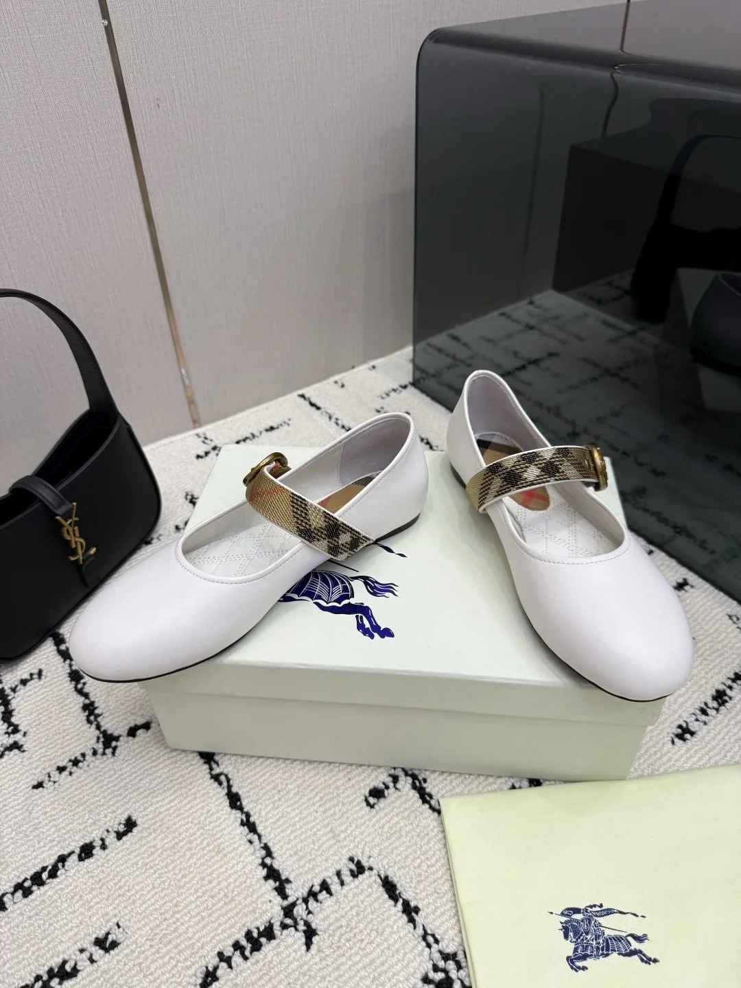 BURBERRY Flats Leather White-Gold EU35-39 C20202609111986 - Image 2