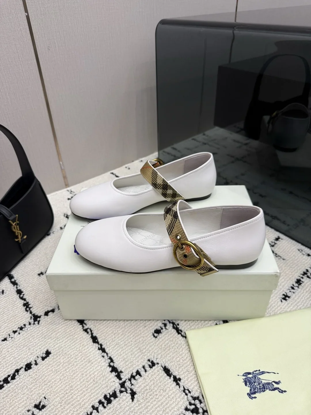 BURBERRY Flats Leather White-Gold EU35-39 C20202609111986 - Image 3
