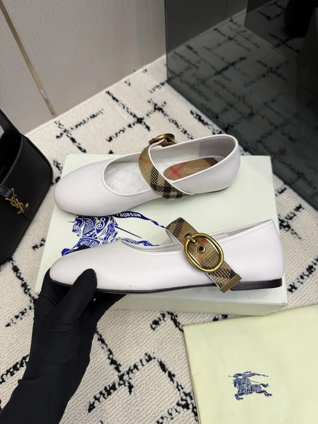 BURBERRY Flats Leather White-Gold EU35-39 C20202609111986 - Image 4