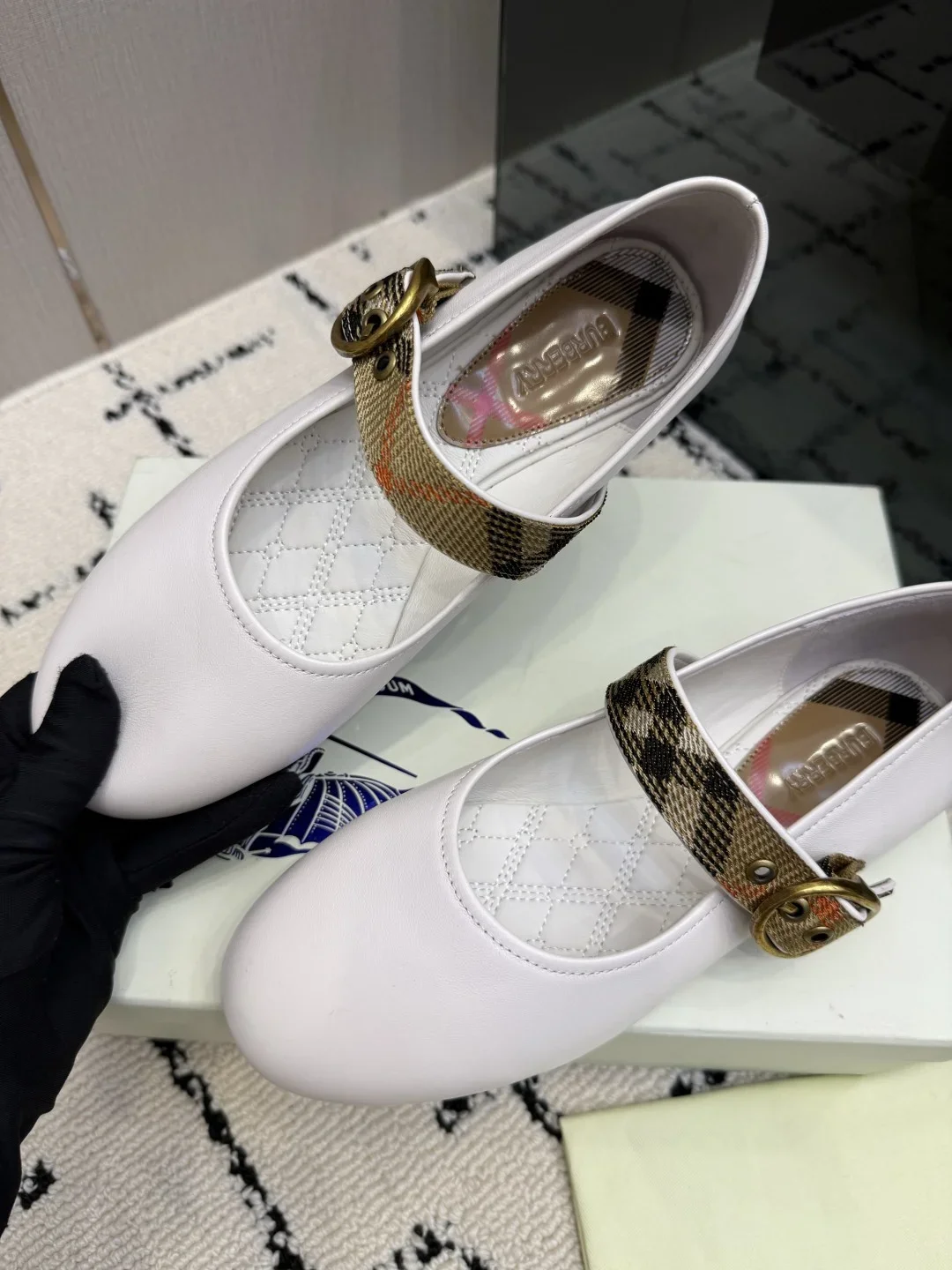 BURBERRY Flats Leather White-Gold EU35-39 C20202609111986 - Image 5