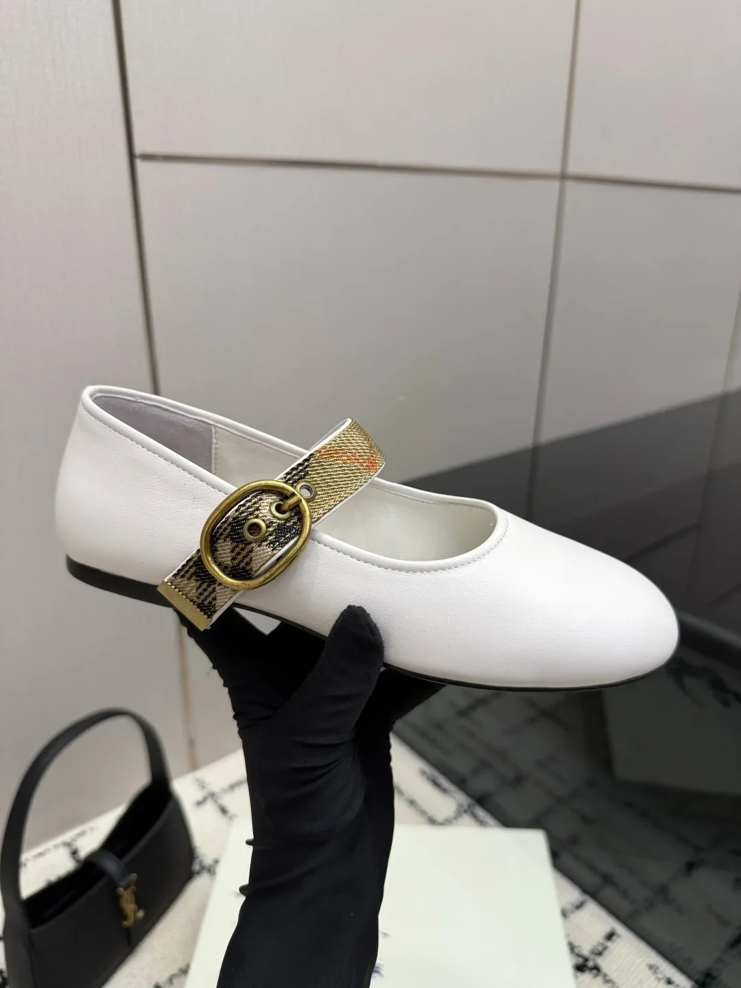 BURBERRY Flats Leather White-Gold EU35-39 C20202609111986 - Image 6