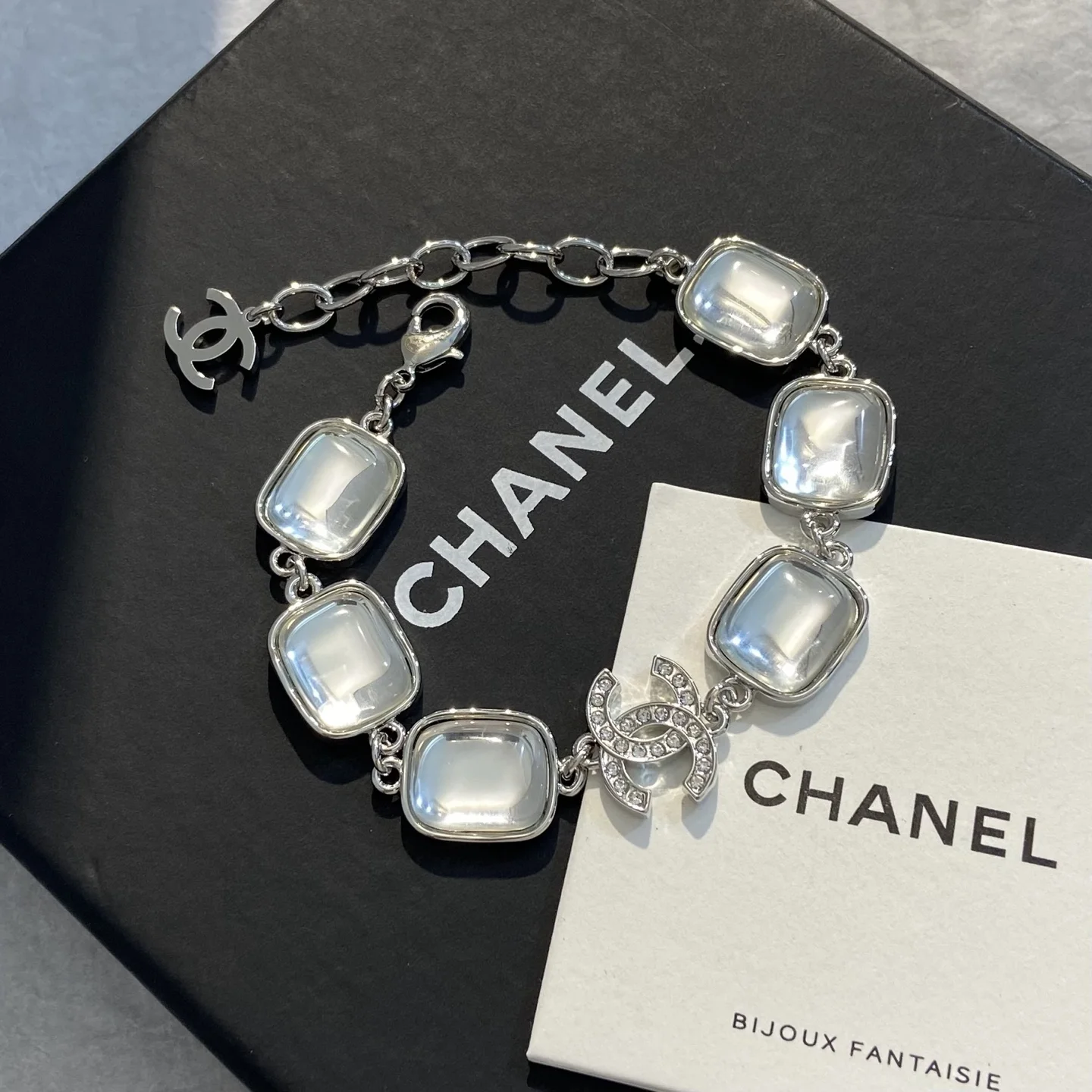 CHANEL Bracelets Crystal Resin One Size G0202609070064 - Image 4