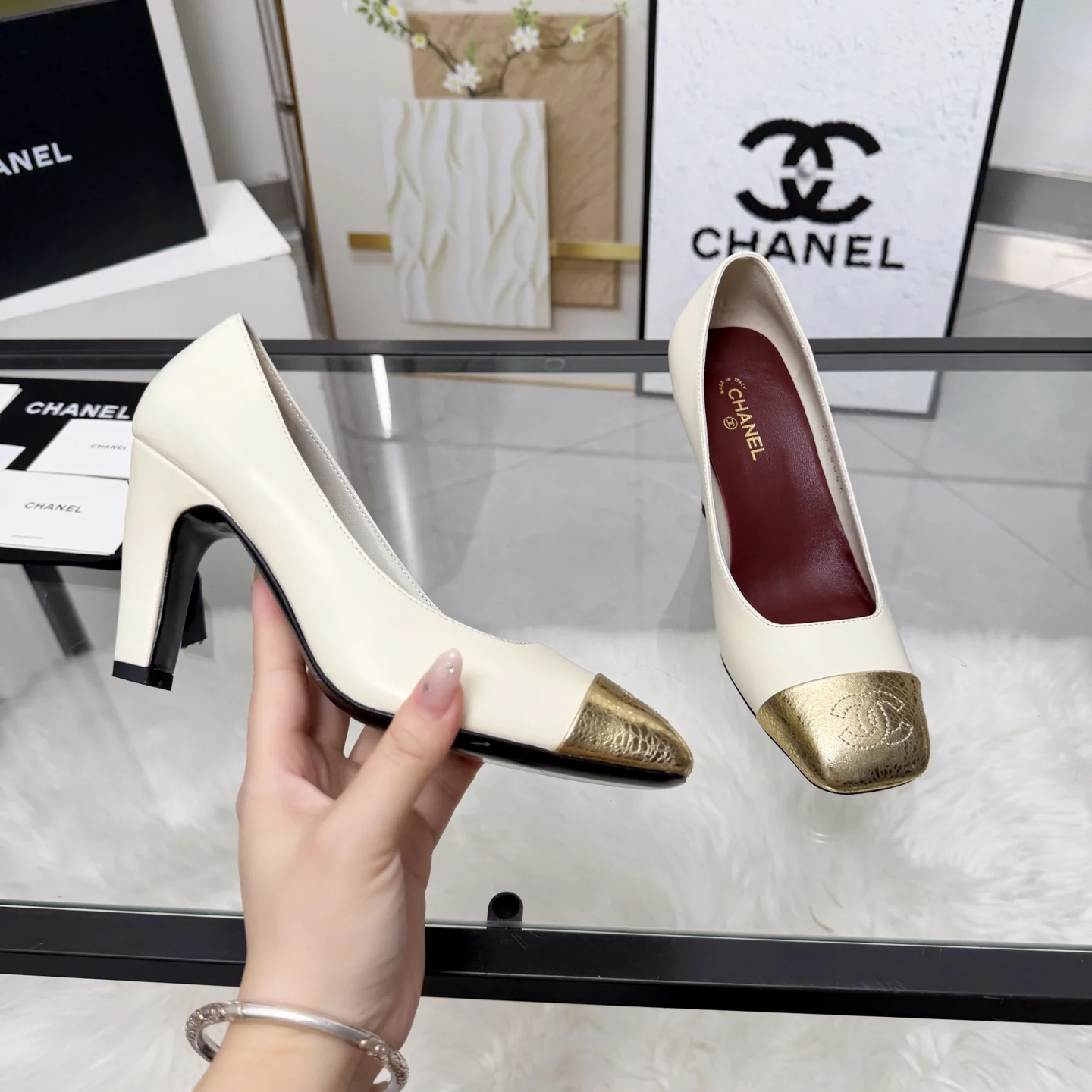 CHANEL Flats Cream-Gold B70202609110269