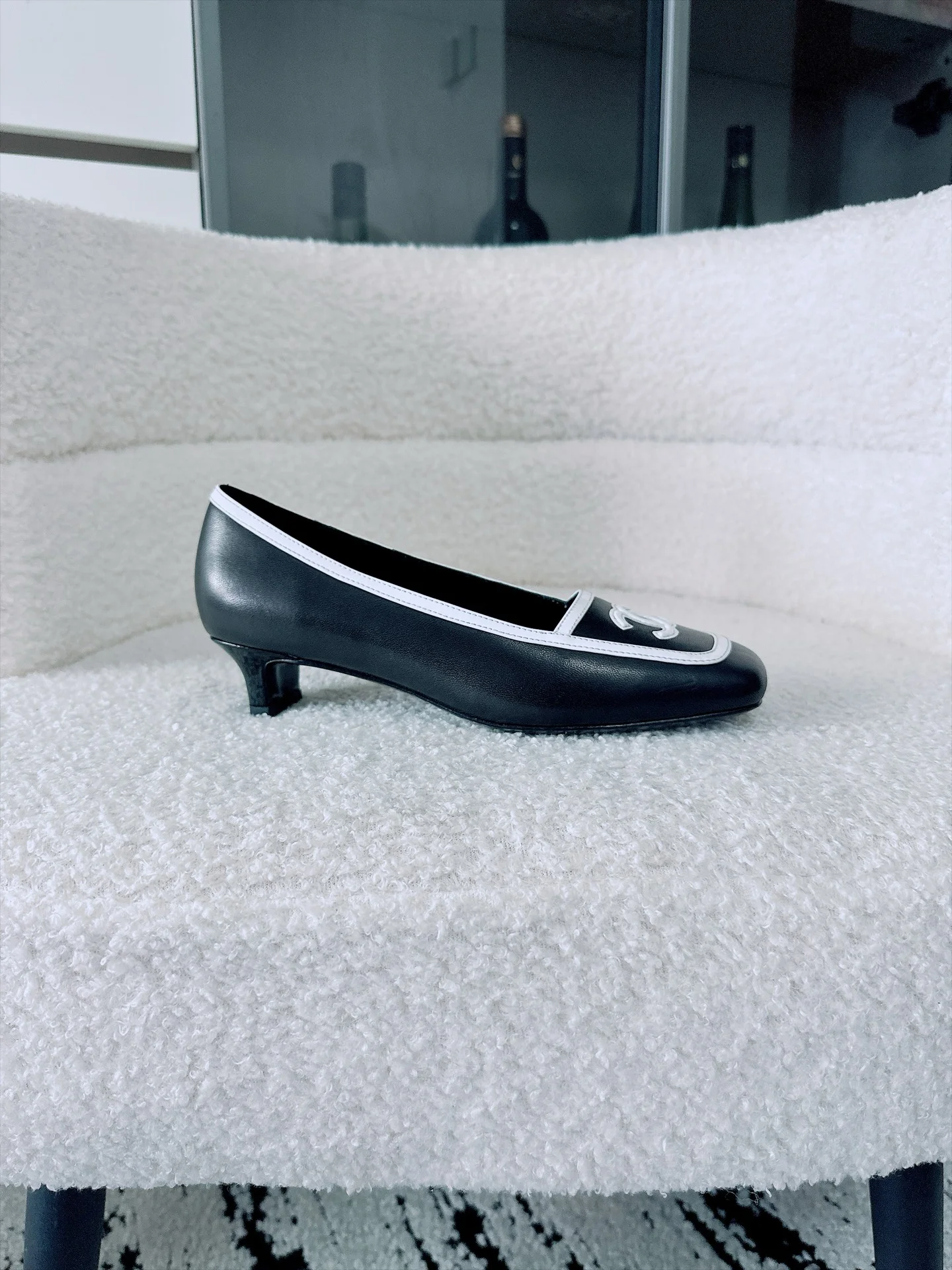 CHANEL Flats Lamb Leather Black-White EU35-41 B70202609110530