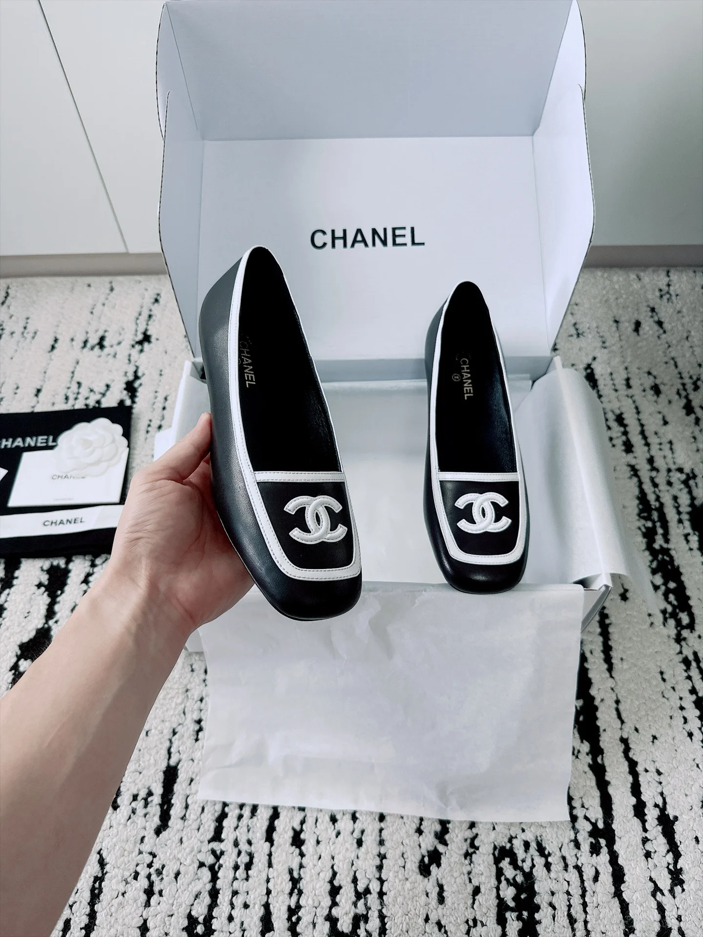 CHANEL Flats Lamb Leather Black-White EU35-41 B70202609110530 - Image 10